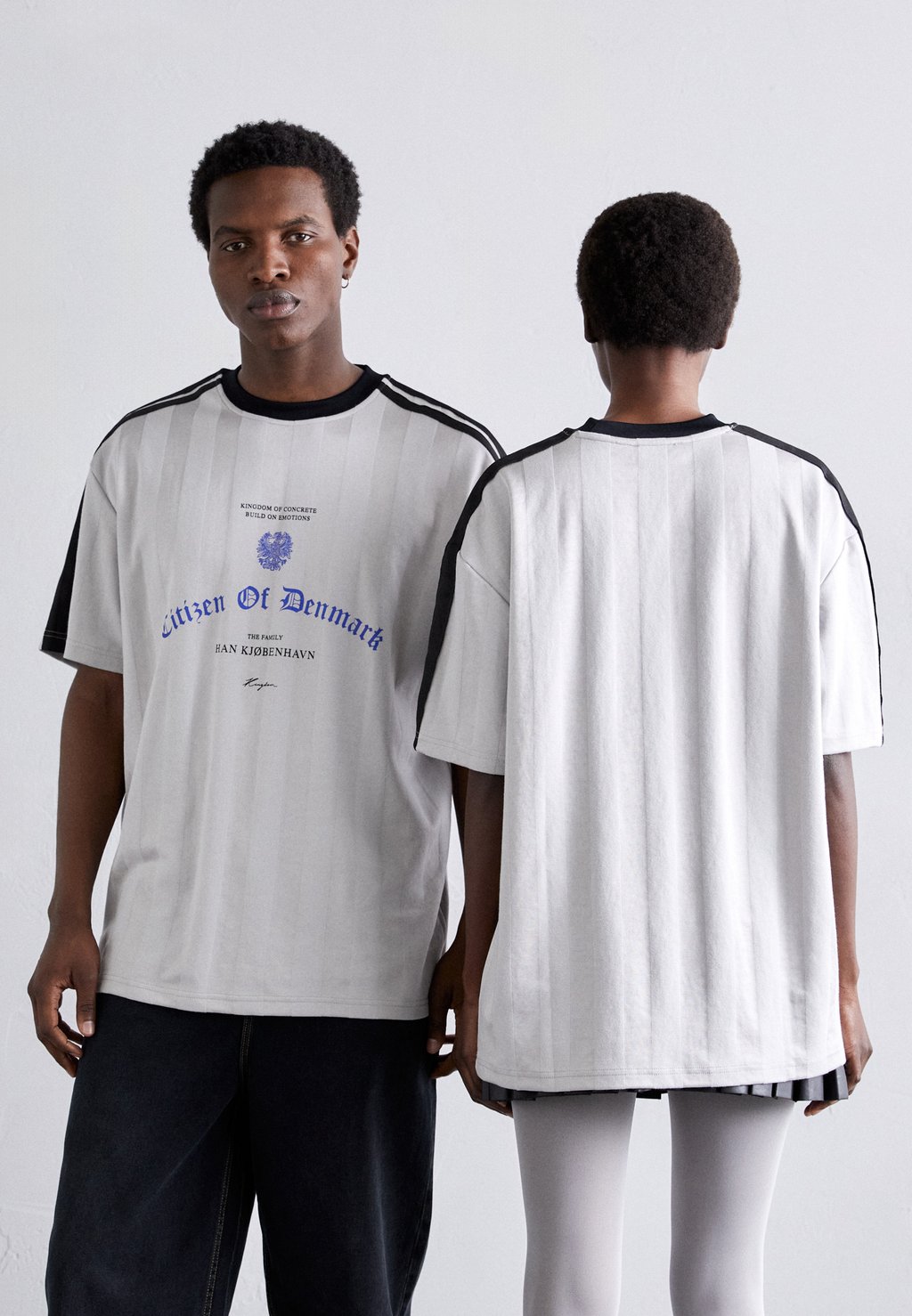 

Футболка с принтом FOOTBALL TEE UNISEX Han Kjøbenhavn, светло-серый