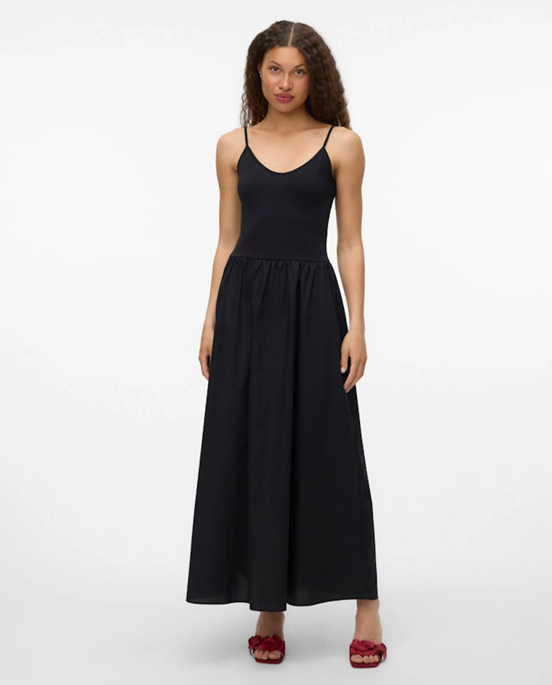

Длинное платье на бретелях Vero Moda, черный