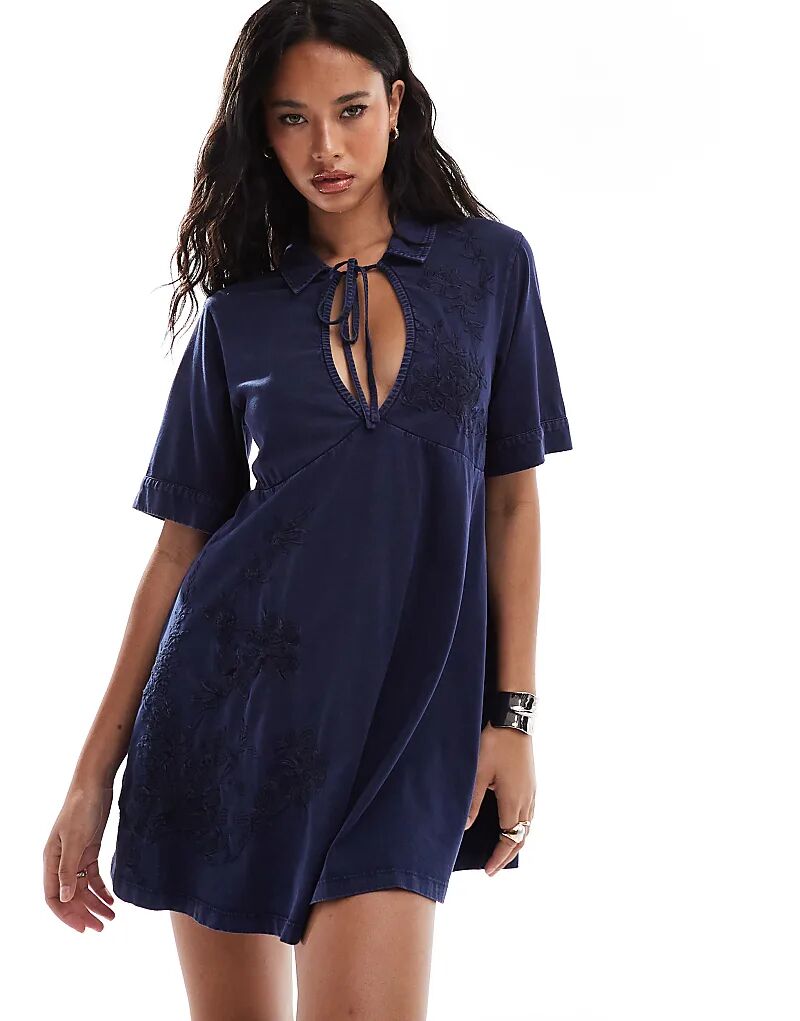 

Мини-платье свободного кроя с воротником из денима с вышивкой ASOS DESIGN