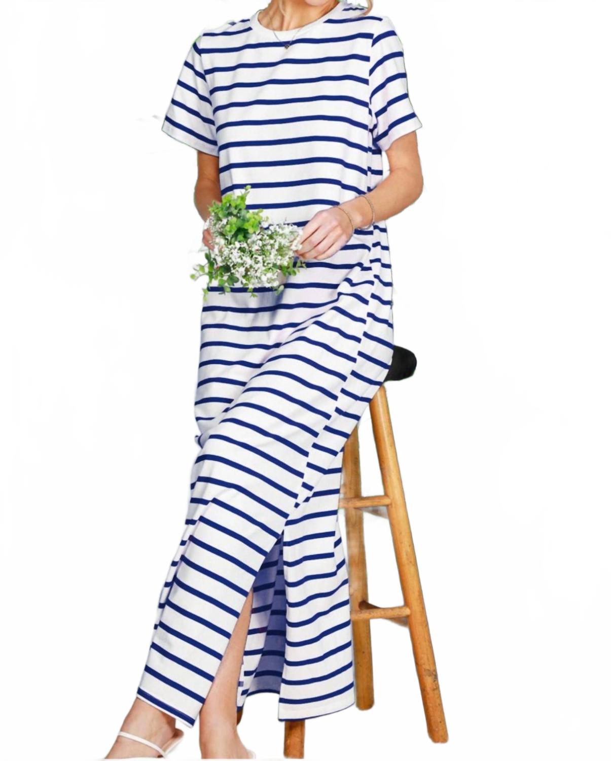 

Vine & Love Платье-макси Paige в темно-синюю полоску, футболка