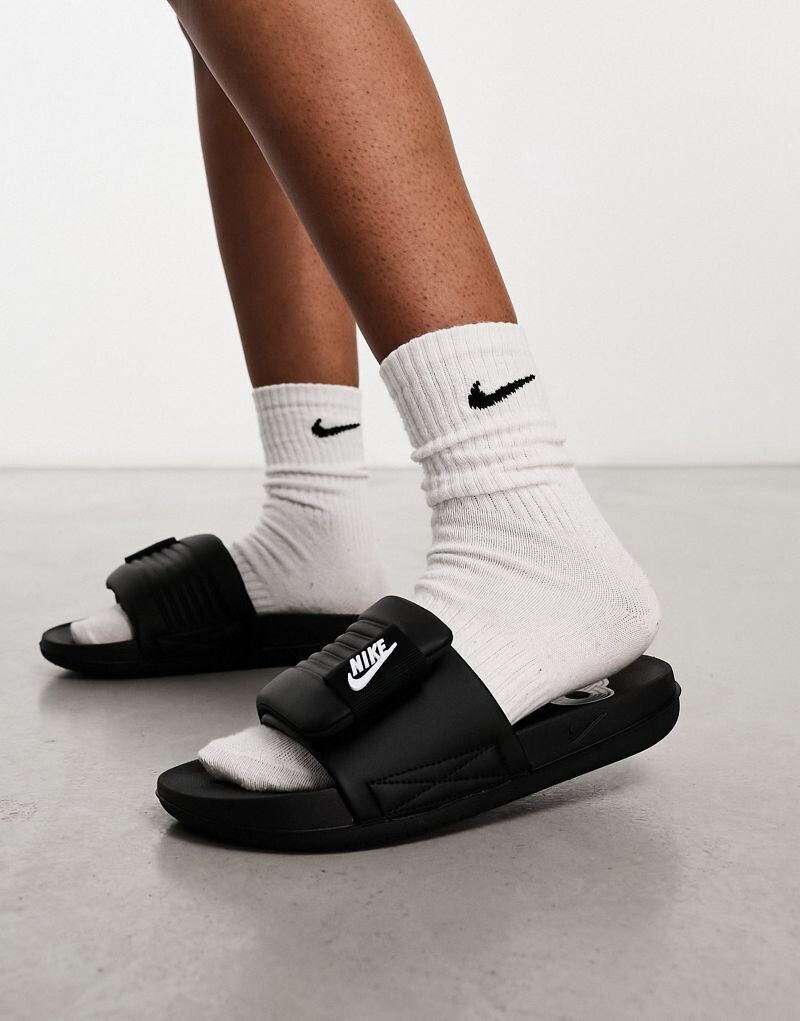 

Черные шлепанцы Nike Offcourt Adjust