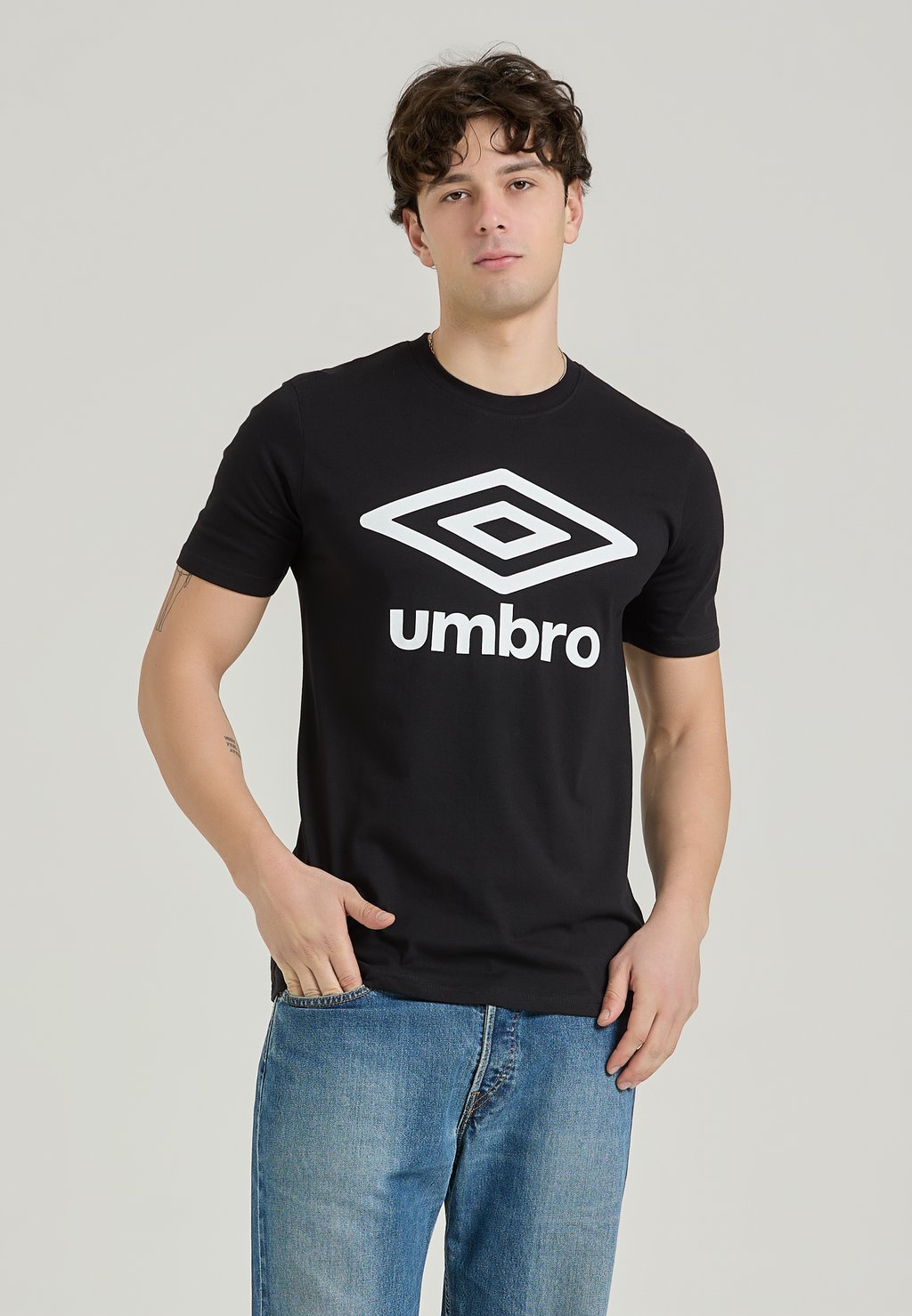 

Футболка с принтом Umbro, черный