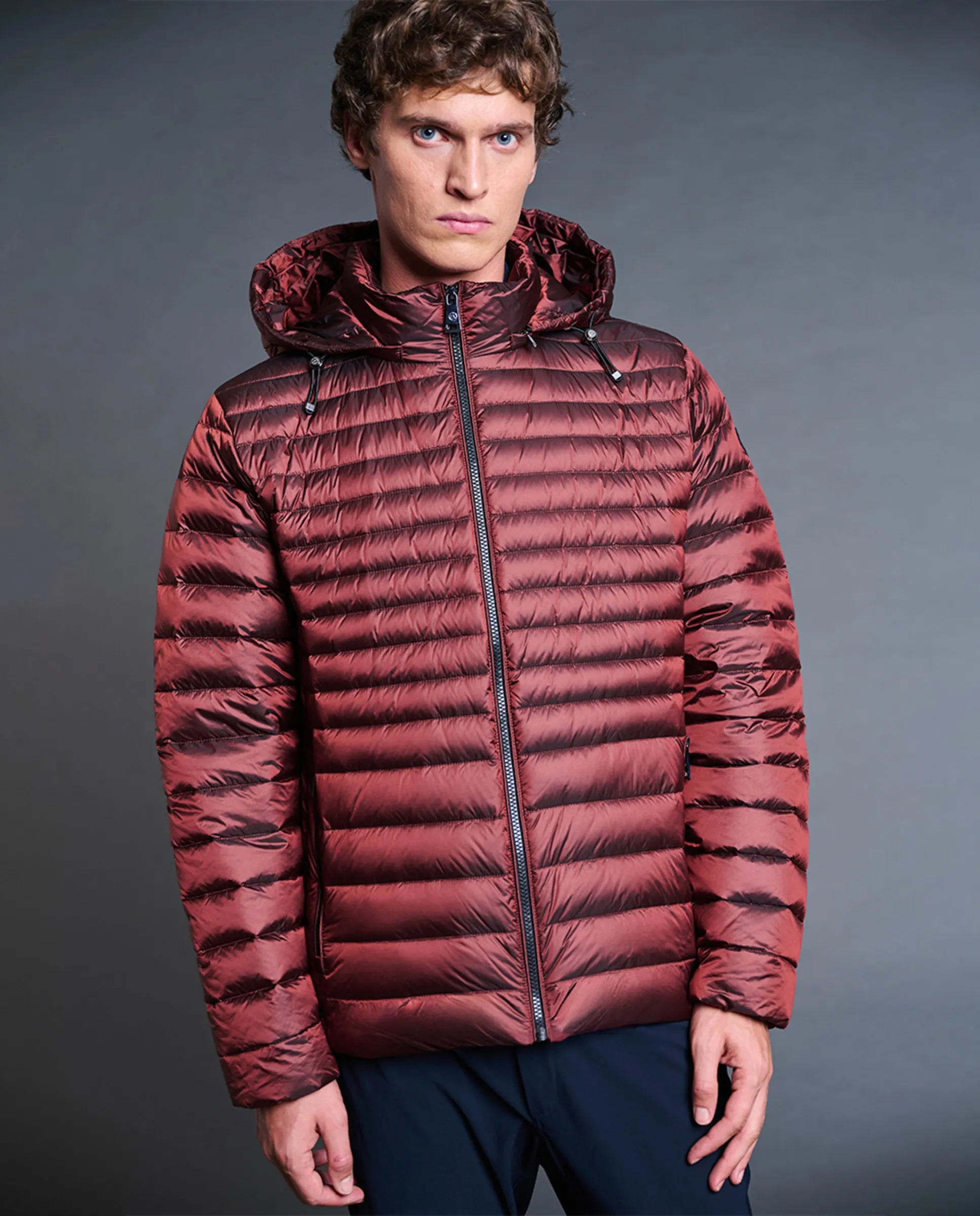 

Знаковый пуховик, выполненный из технической ткани в чистом уличном стиле Henry Arroway, светло-коричневый