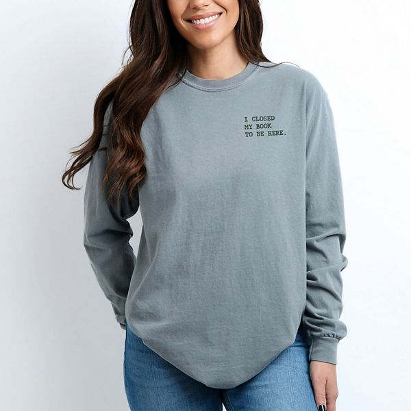 

Вышитая футболка i closed my book to be here с длинным рукавом, окрашенная в готовом виде Simply Sage Market, Grey