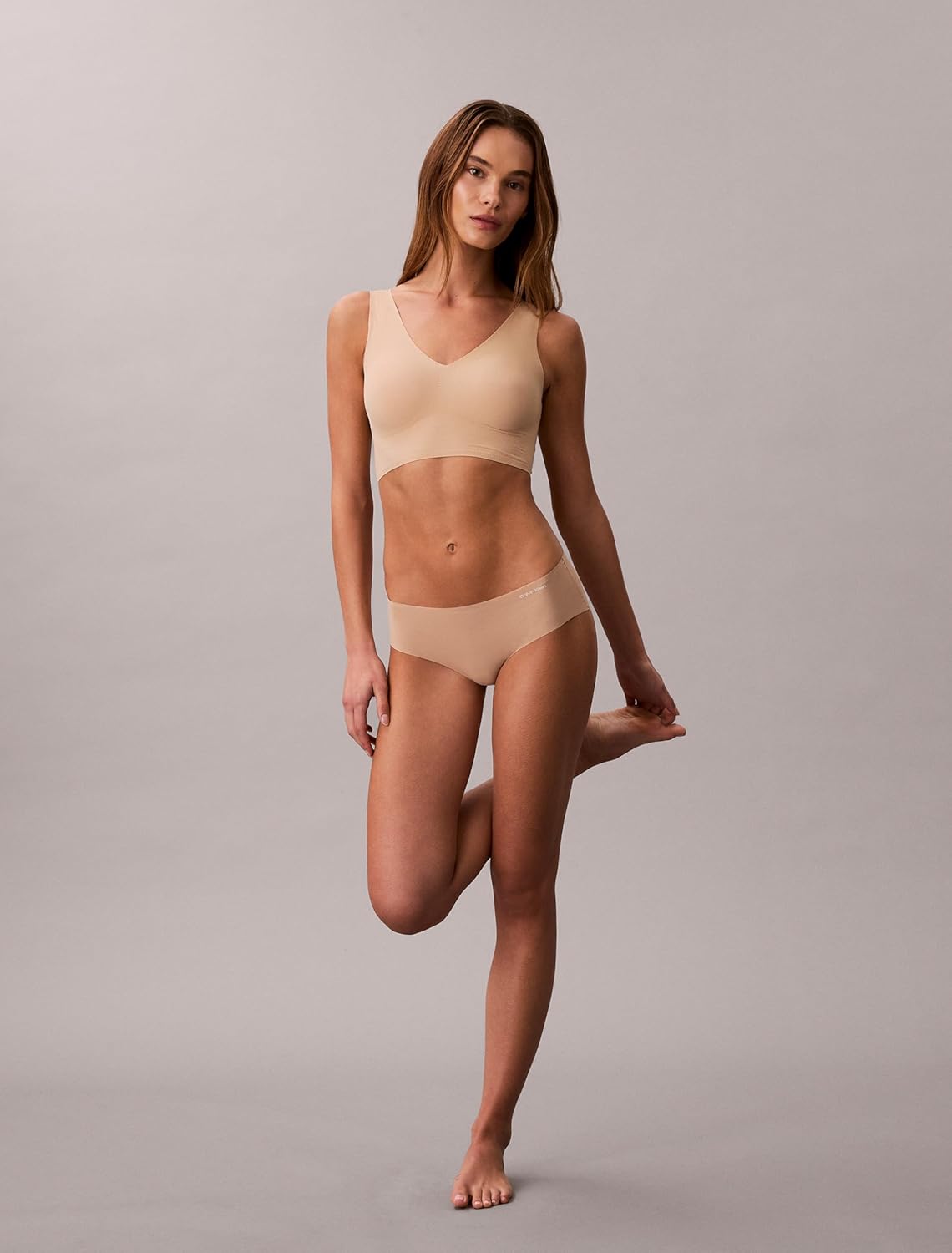 Бюстгальтер-бралетт Calvin Klein Womens Invisibles Comfort Seamless с легкой подкладкой и V-образным вырезом, Bare — фото 3