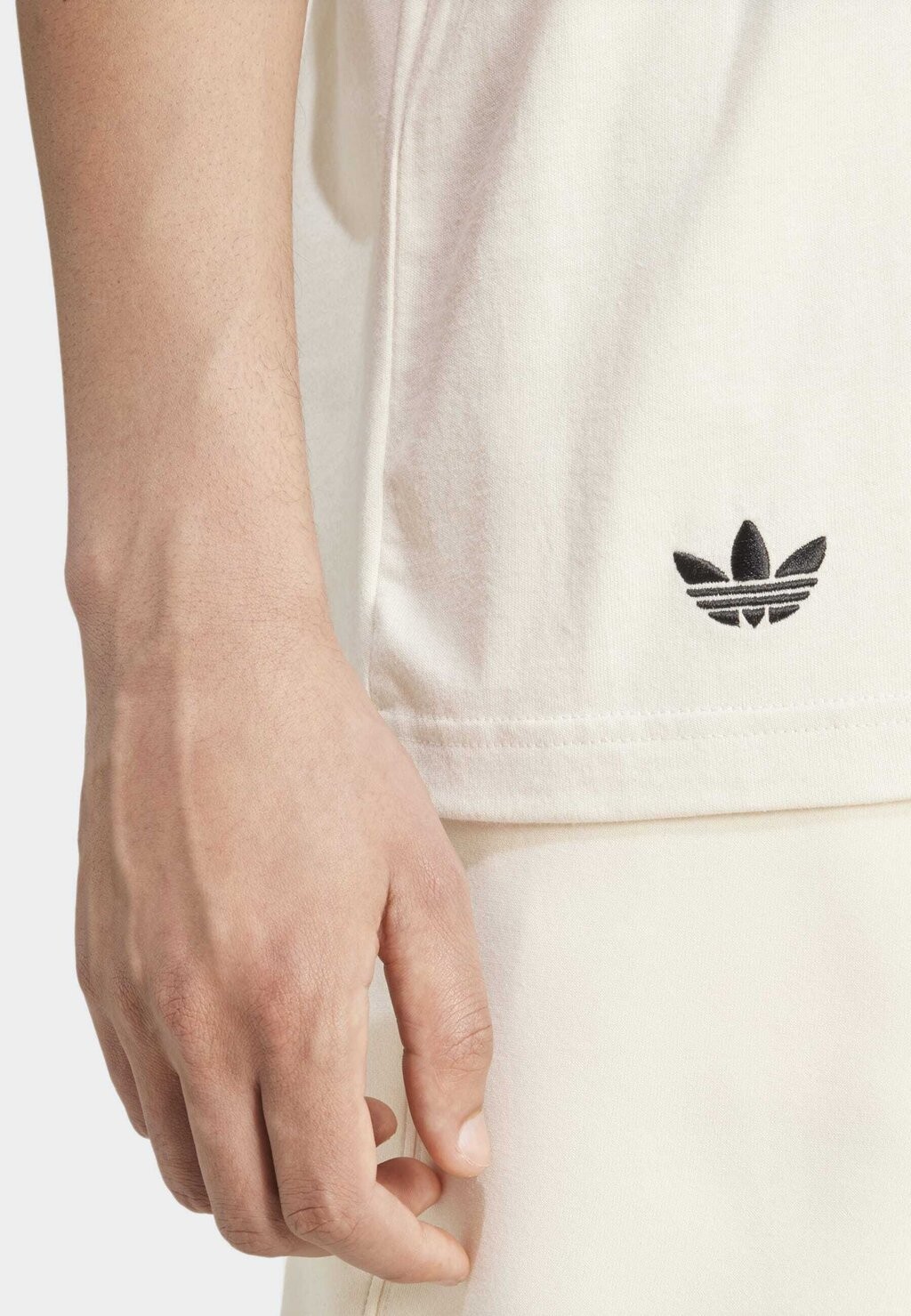 

Футболка с принтом NEUCLASSICS adidas, кремовый