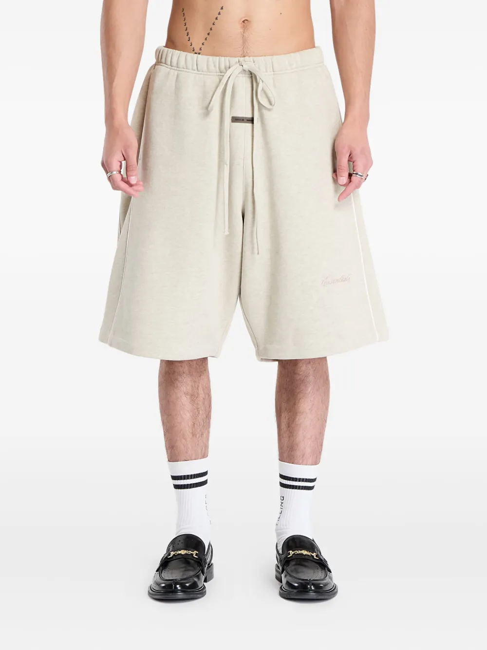 

Шорты с вышитым логотипом FEAR OF GOD ESSENTIALS, нейтральный