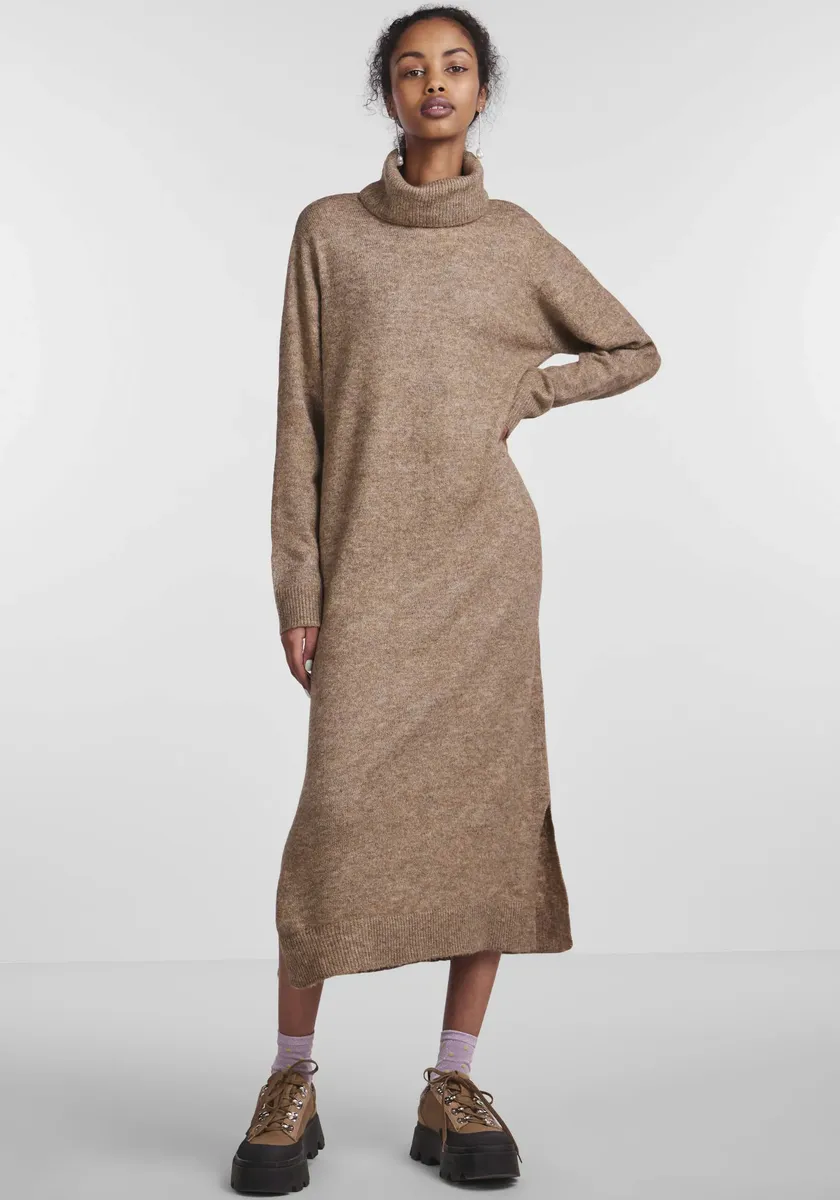 

Трикотажное платье из кусочков "PCJULIANA LS ROLLNECK KNIT DRESS NOOS BC" Pieces, цвет Fossil