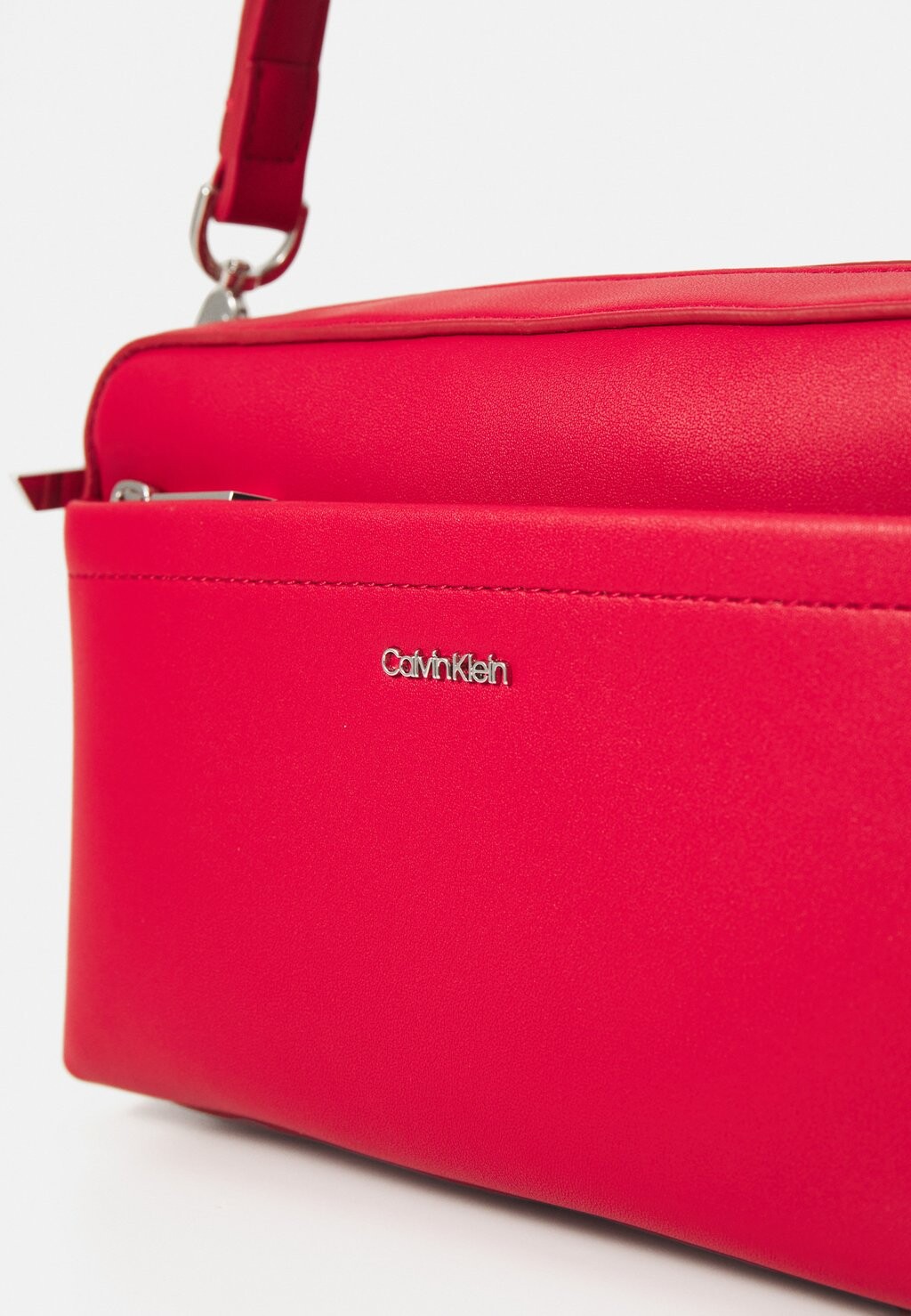 

Сумка через плечо MUST CONVERTIBLE CAMERA BAG Calvin Klein, красный