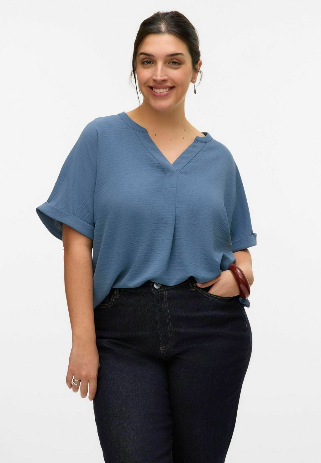 

Блуза MIT KURZEN ÄRMELN V-AUSSCHNITT Vero Moda Curve, сине-серый