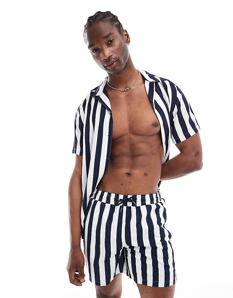 

Hunky Trunks = пляжная рубашка темно-синего и белого цвета = в полоску, комбинированная деталь
