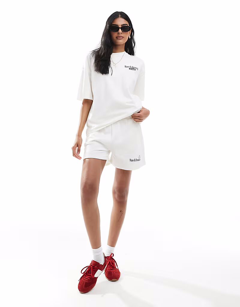 

Pull&Bear 'Running Club' джерси с принтом, шорты белого цвета