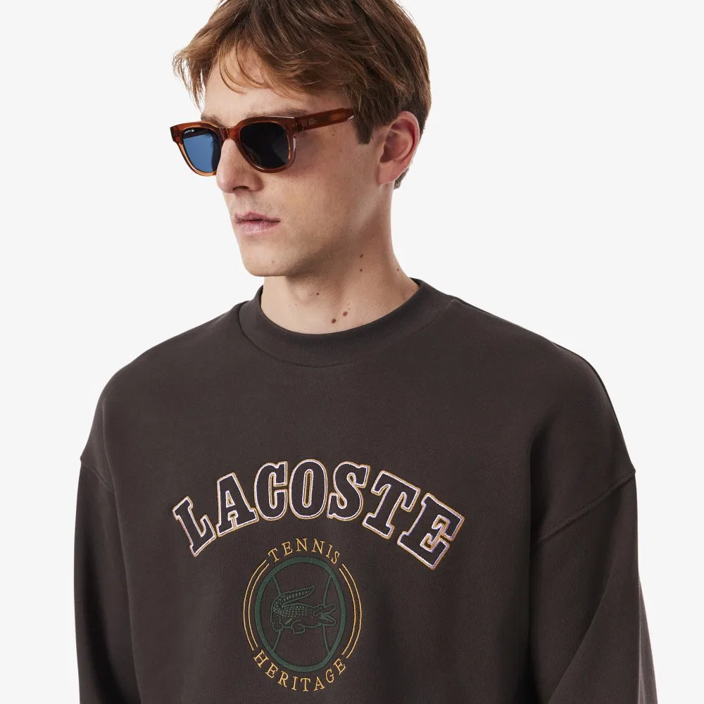Мужской свободный свитшот Lacoste с круглым вырезом и крупным графическим принтом, тёмно-коричневый — фото 2