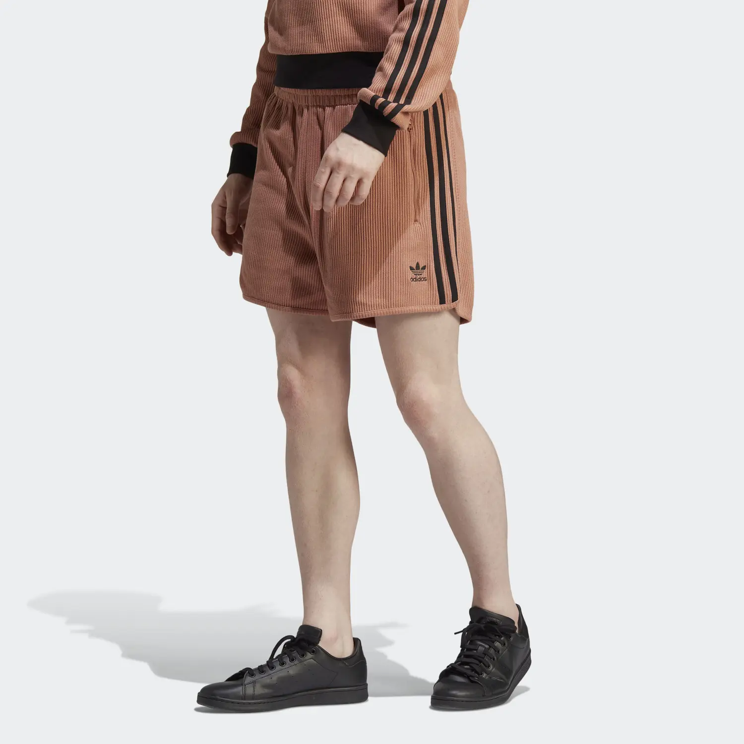 Повседневные шорты мужские Кофе Adidas Originals, цвет Coffee — фото 2