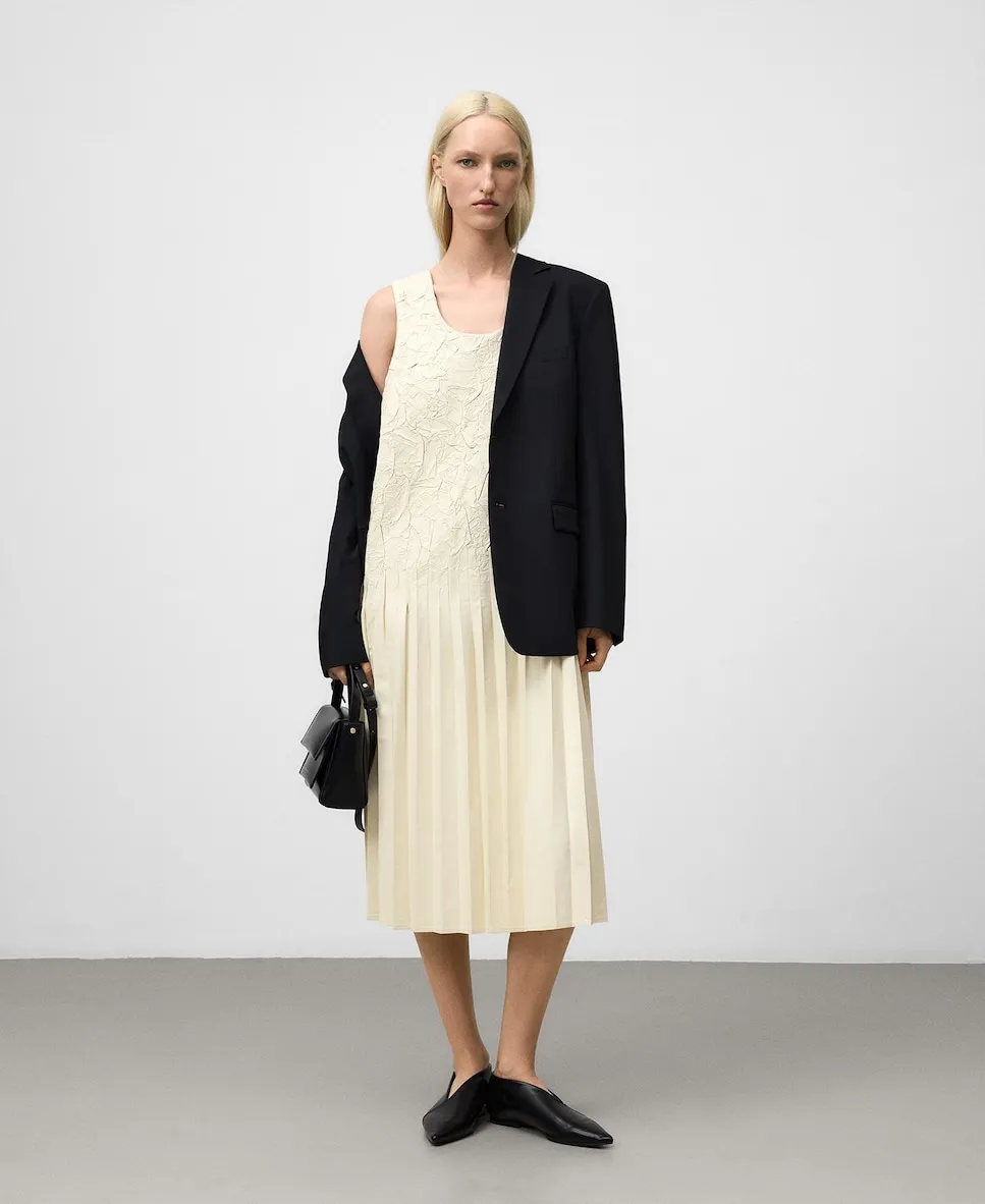 

Плиссированное платье из кожи и не кожи Adolfo Dominguez, светло-бежевый