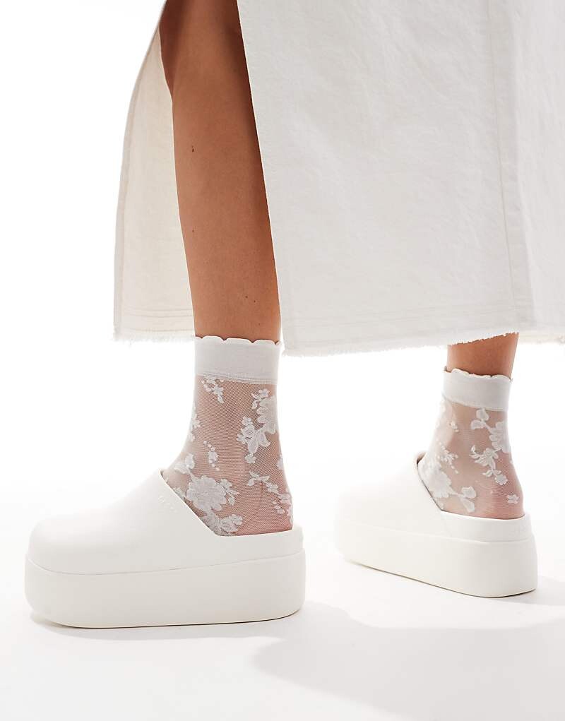 

Белые сабо на платформе Crocs Dylan