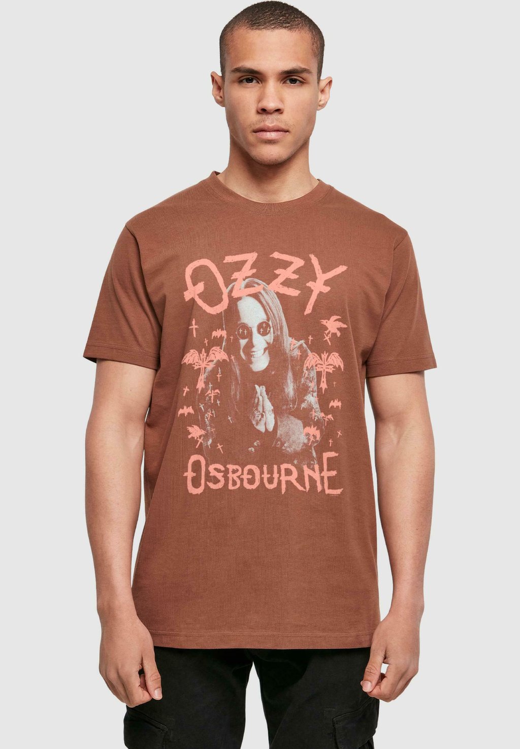 

Футболка с принтом OZZY OSBOURNE PINK BAT Merchcode, коричневый