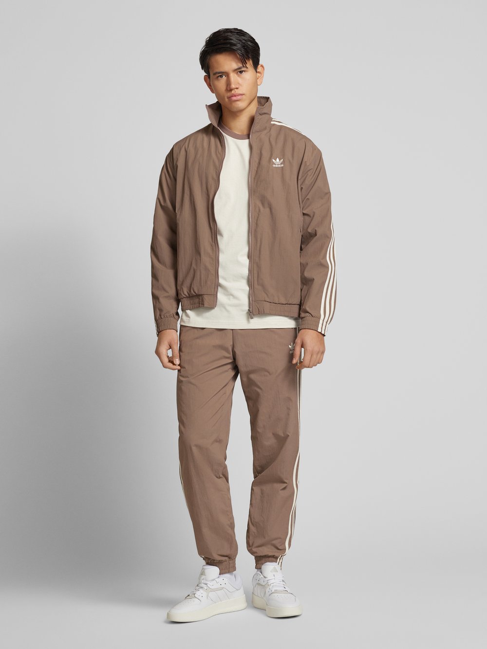 

Спортивные брюки с эластичным поясом adidas Originals, темно-коричневый