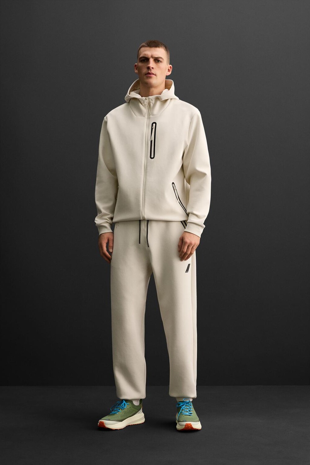 

Техническая толстовка на молнии ZARA, экрю
