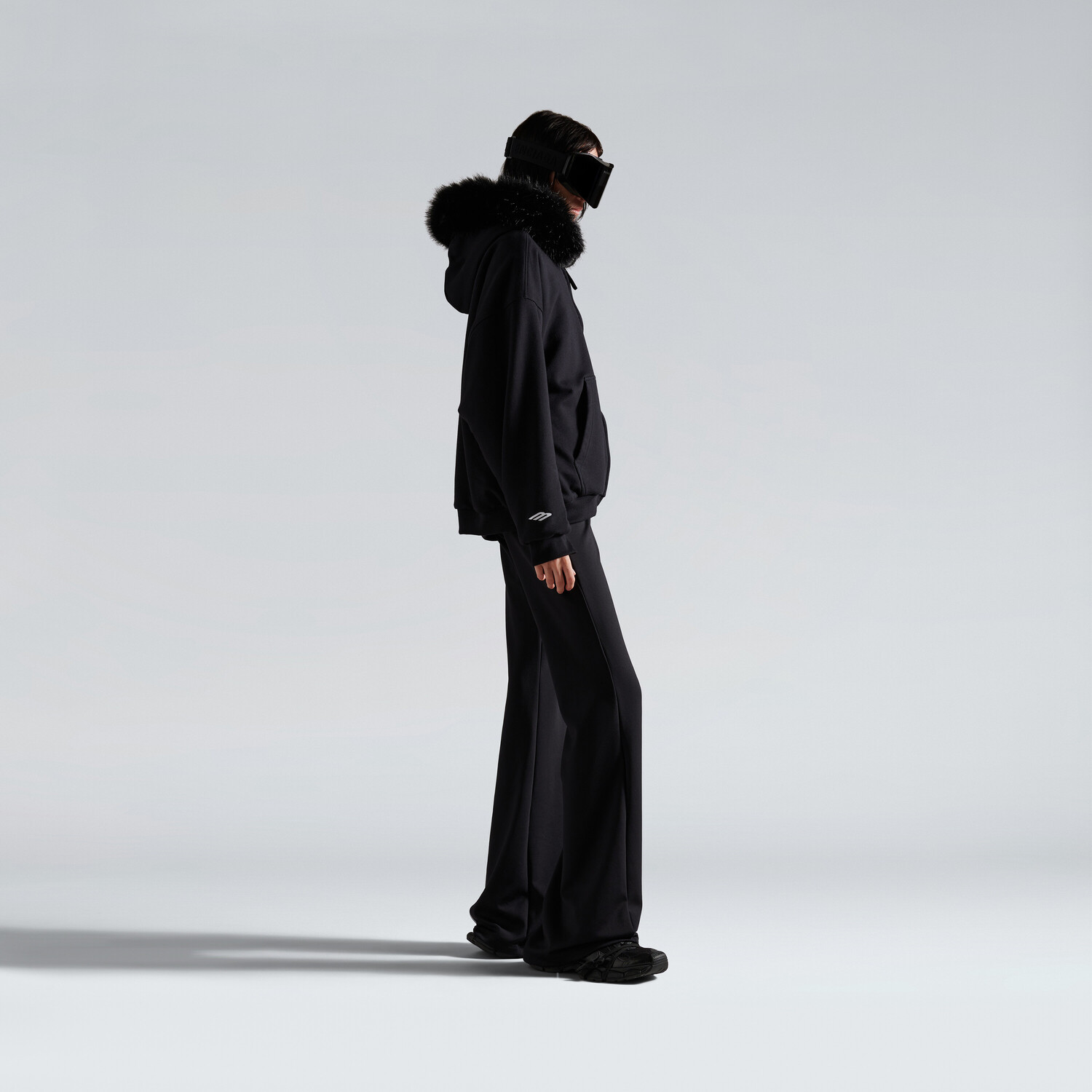 Женское пушистое худи на молнии в выцветшем черном цвете BALENCIAGA, выстиранный черный — фото 2