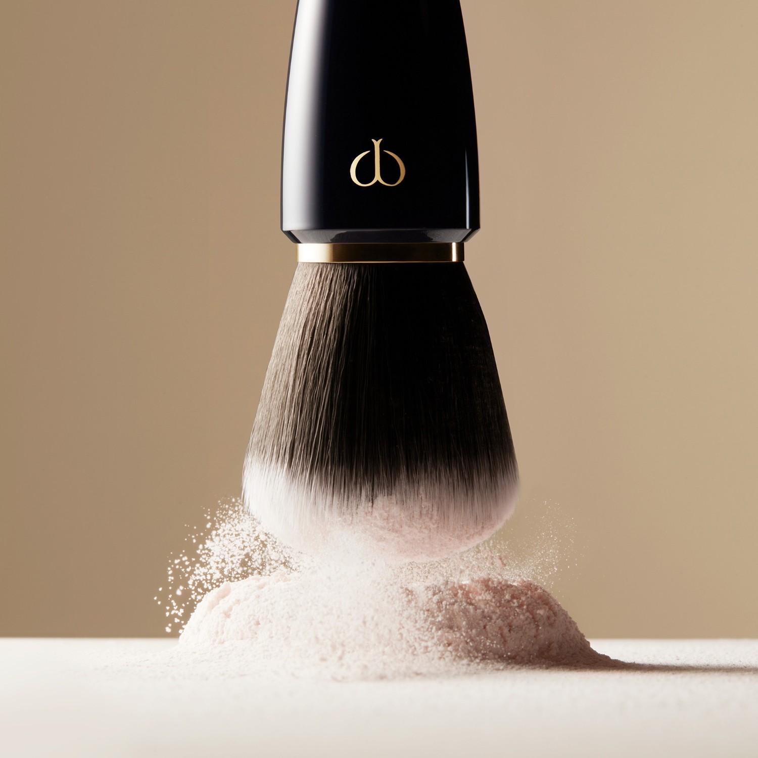 Кисть для пудры powder brush Cle De Peau Beaute, количество 1 шт. — фото 2