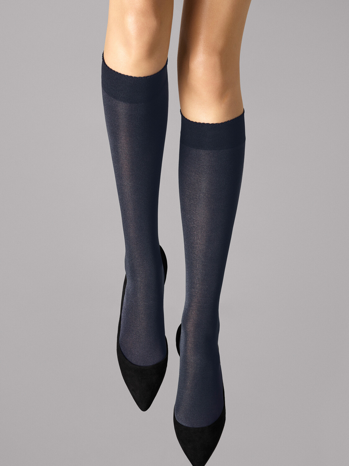 

Носки Wolford Knee Highs Velvet de Luxe 50 DEN, цвет Admiral