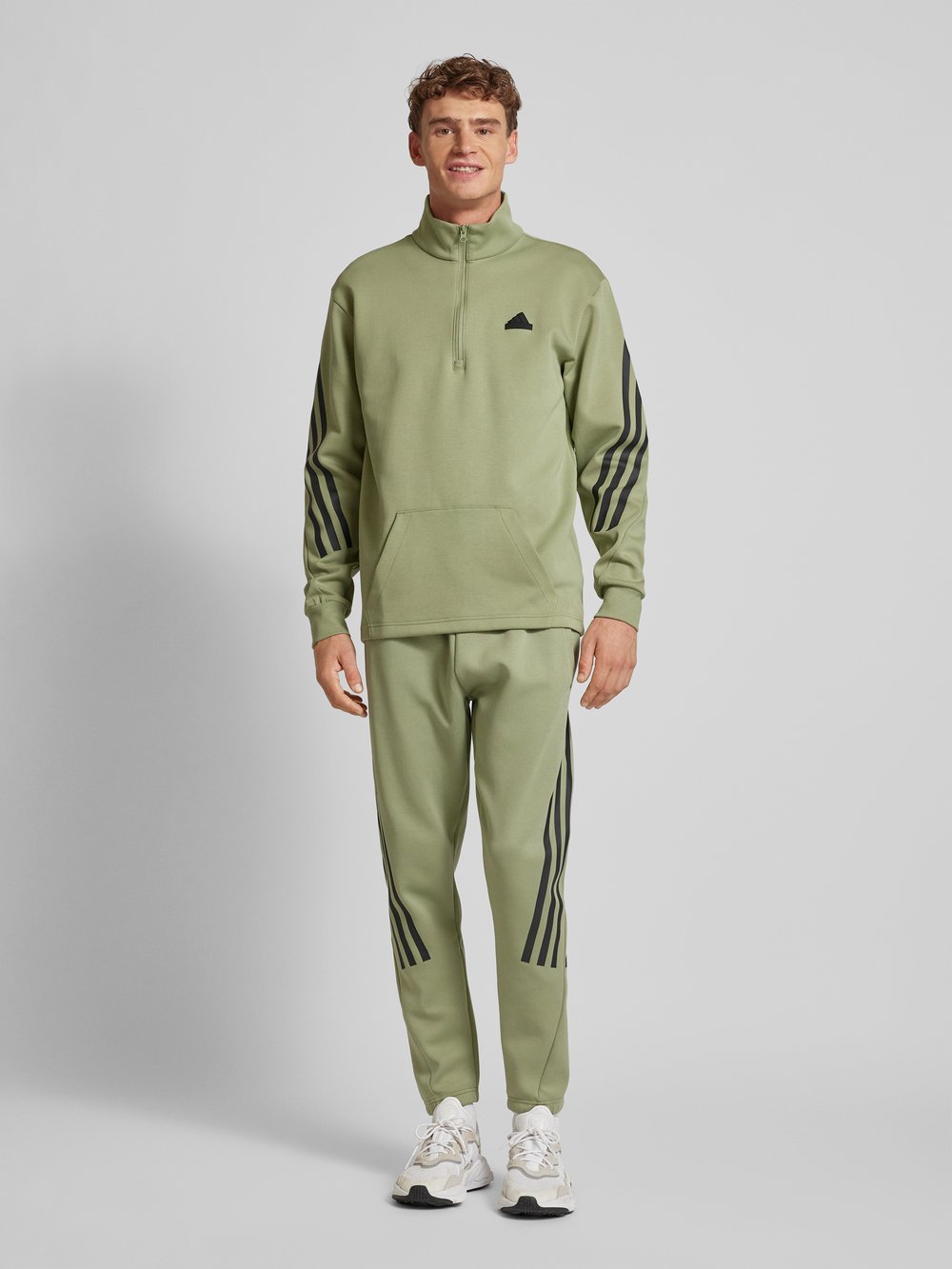 

Зауженные спортивные брюки с фирменными полосками ADIDAS SPORTSWEAR, оливковый