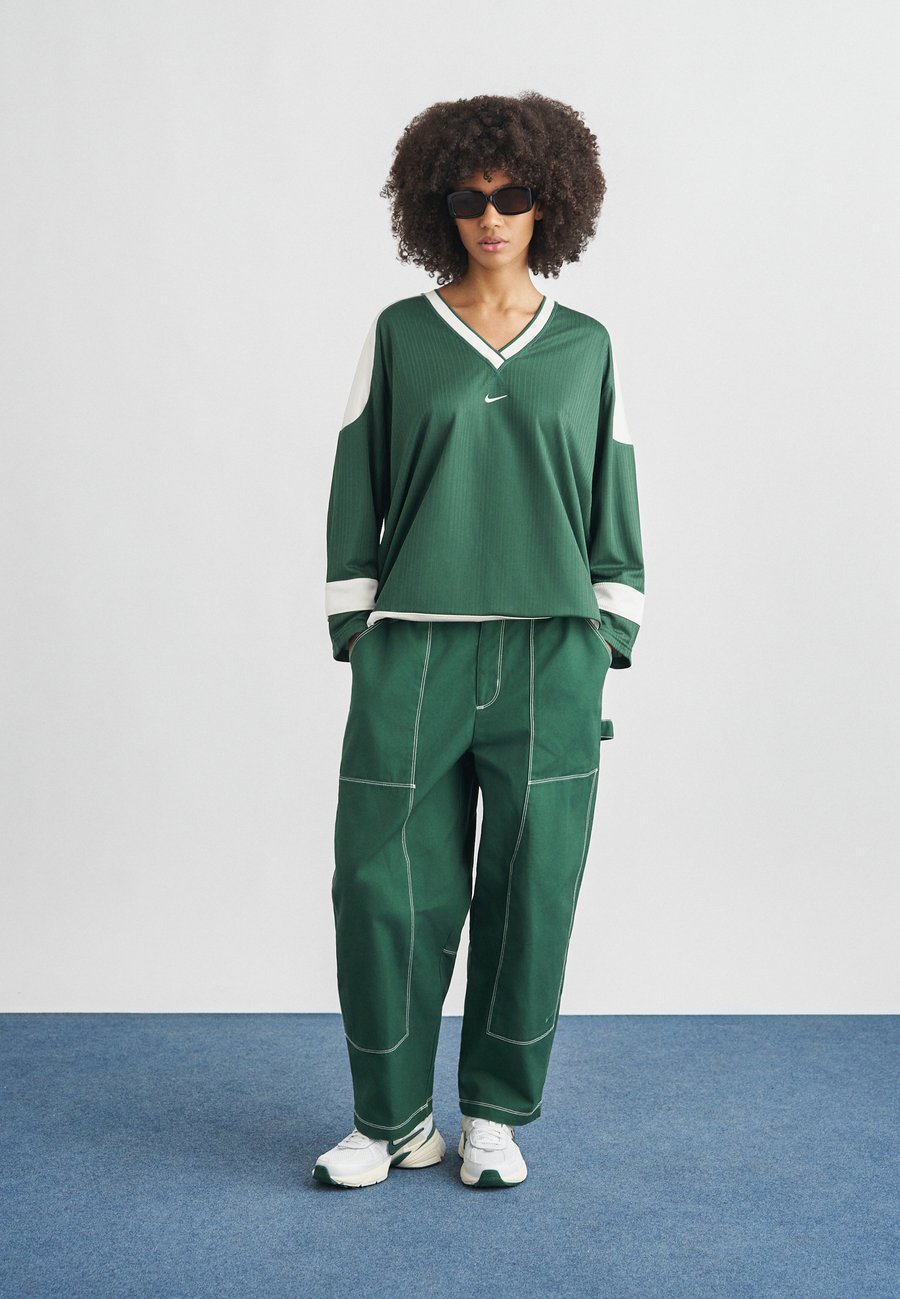 Брюки Nike Sportswear STREET PANT, Fir/Antique Silver Coloured/Green — фото 2