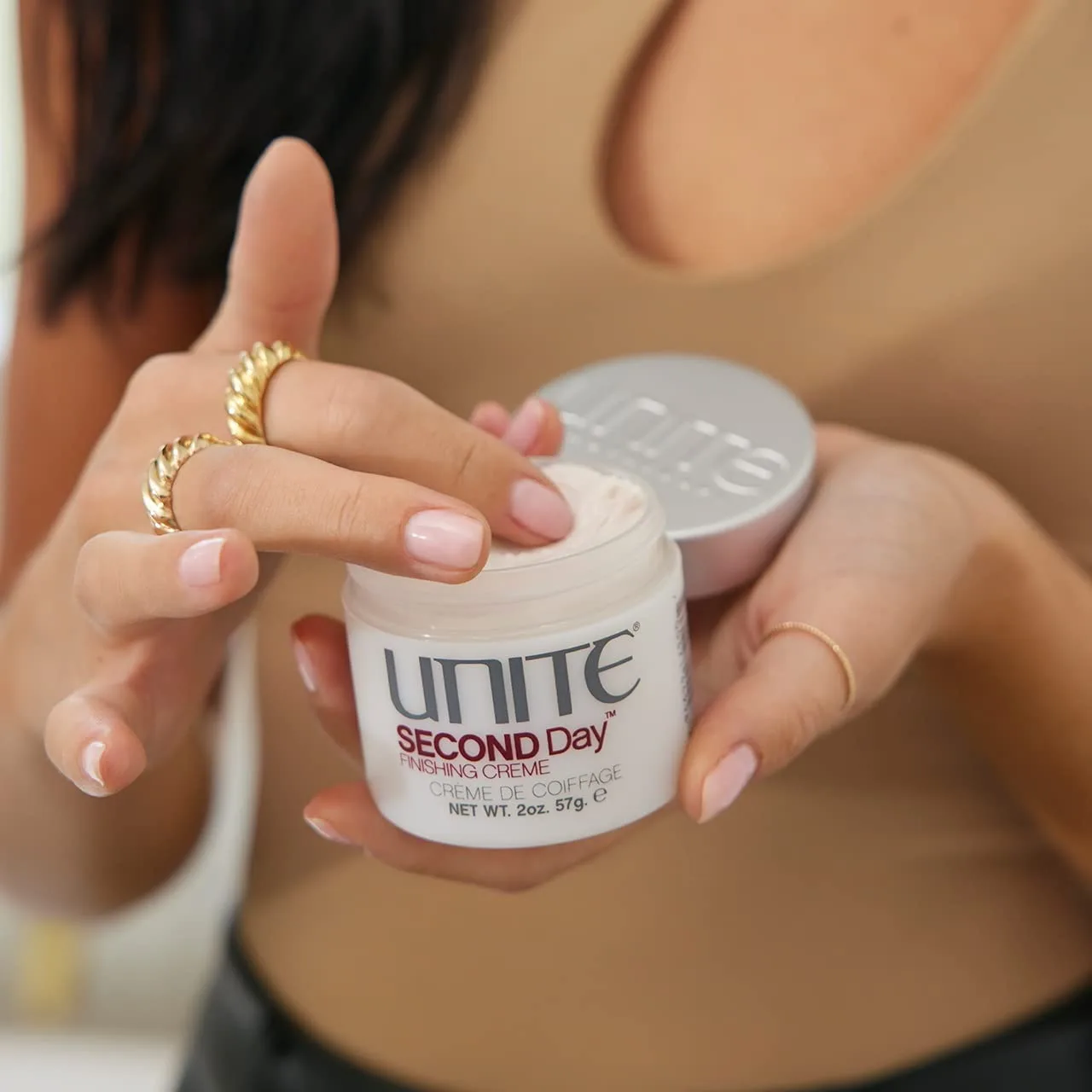 UNITE Hair - SECOND Day - Невесомый финишный крем для создания естественной, естественной текстуры и контроля над пушистостью - Защита от УФ-излучения и термического воздействия - 57 г — фото 4