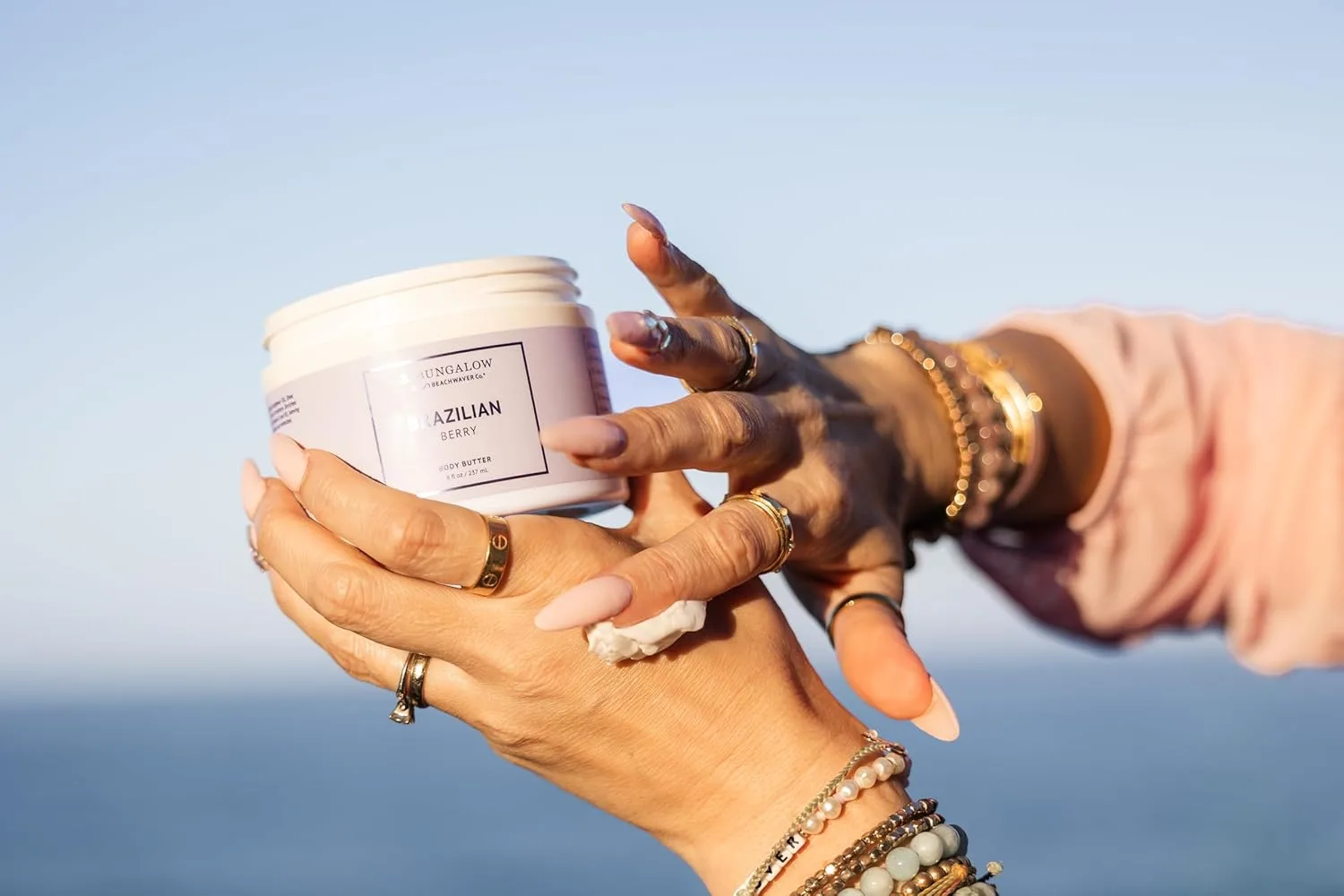 The Beachwaver Co. B. Bungalow Brazilian Berry Body Butter, полный размер (227 г) с маслом семян морошки, веганским скваланом и гиалуроновой кислотой, аромат ежевики, абрикоса, жасмина самбак, ванили и кокоса — фото 2