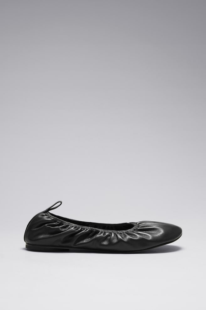 

Кожаные балетки на плоской подошве с рюшами & Other Stories, черный