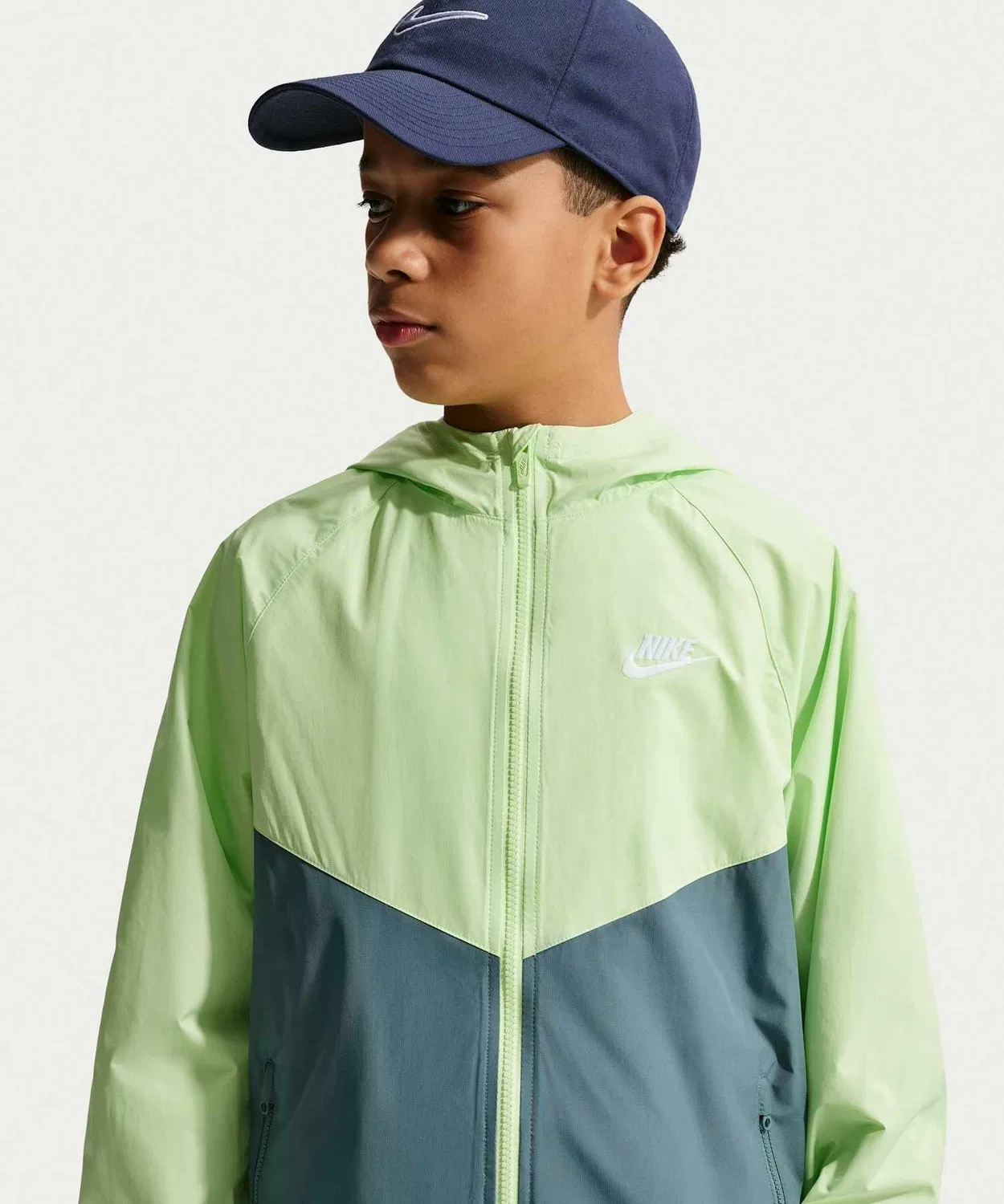 Куртка Nike Sportswear Windrunner Big Kids' Hooded Repel Jacket, зелёная — фото 3