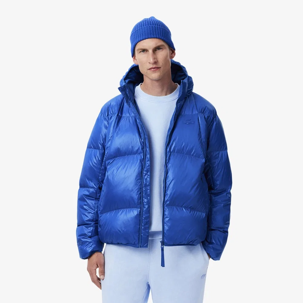 Мужской блестящий пуховик синего цвета от Lacoste