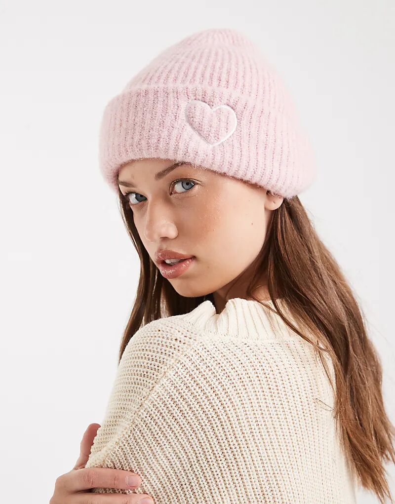 

Вязаная шапка-бини от Miss Selfridge с вышитым сердцем нежно-розового цвета