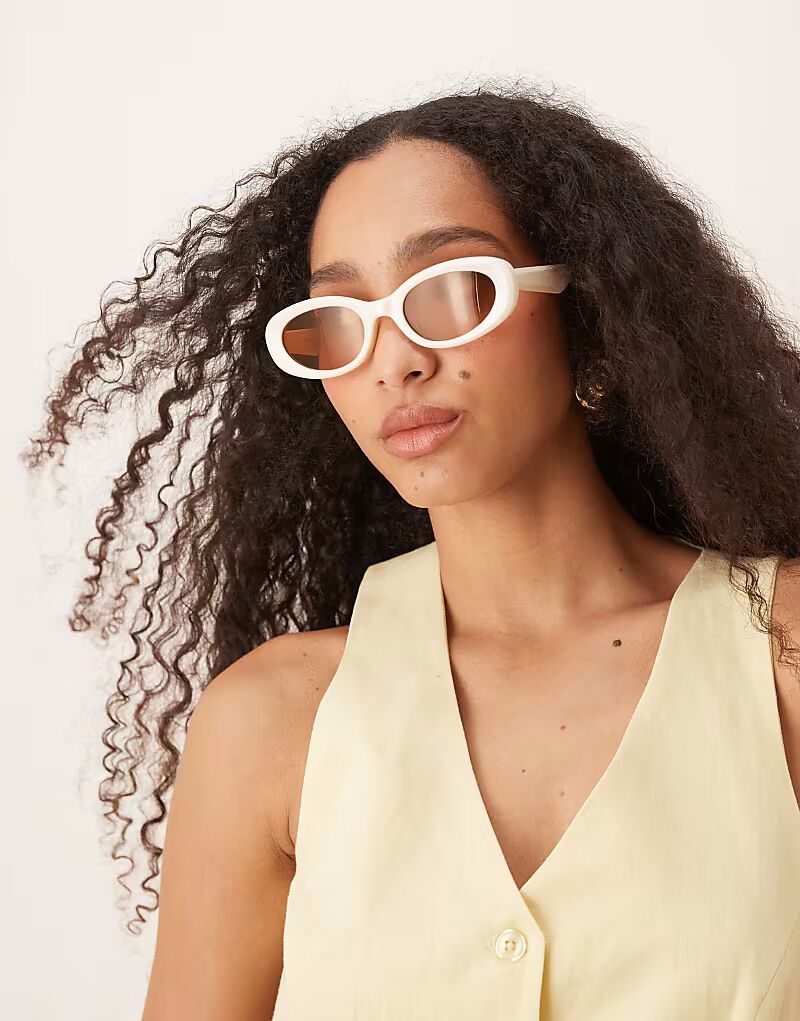 

Солнцезащитные очки ASOS DESIGN овальной формы молочно-белого цвета