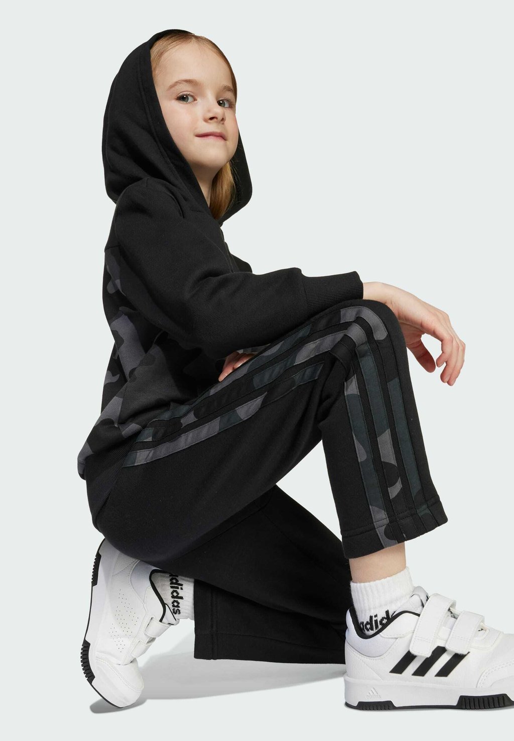 Костюм SEASONAL ESSENTIALS CAMO JOGGER SET Adidas Sportswear, черный — фото 4