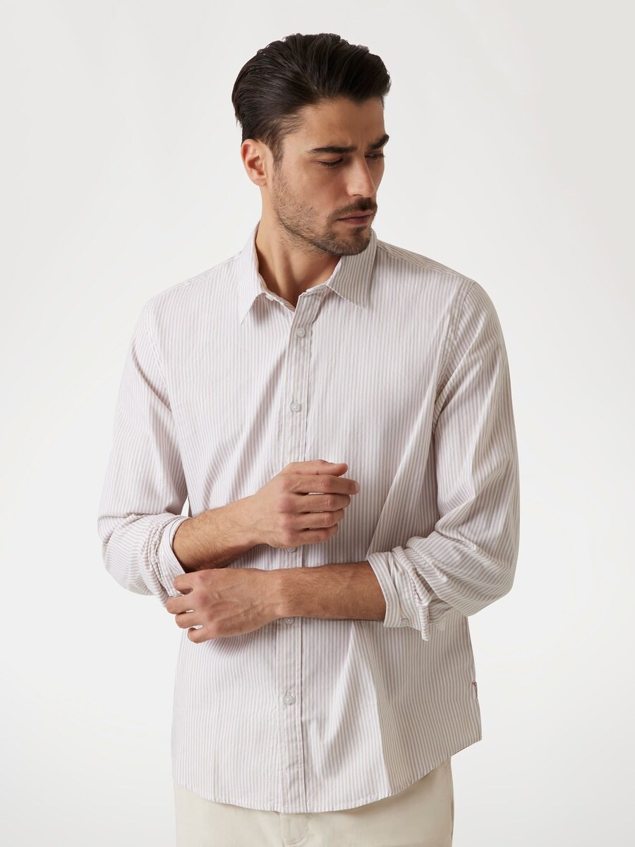 

Рубашка на пуговицах классического кроя GUESS Oxford, серый