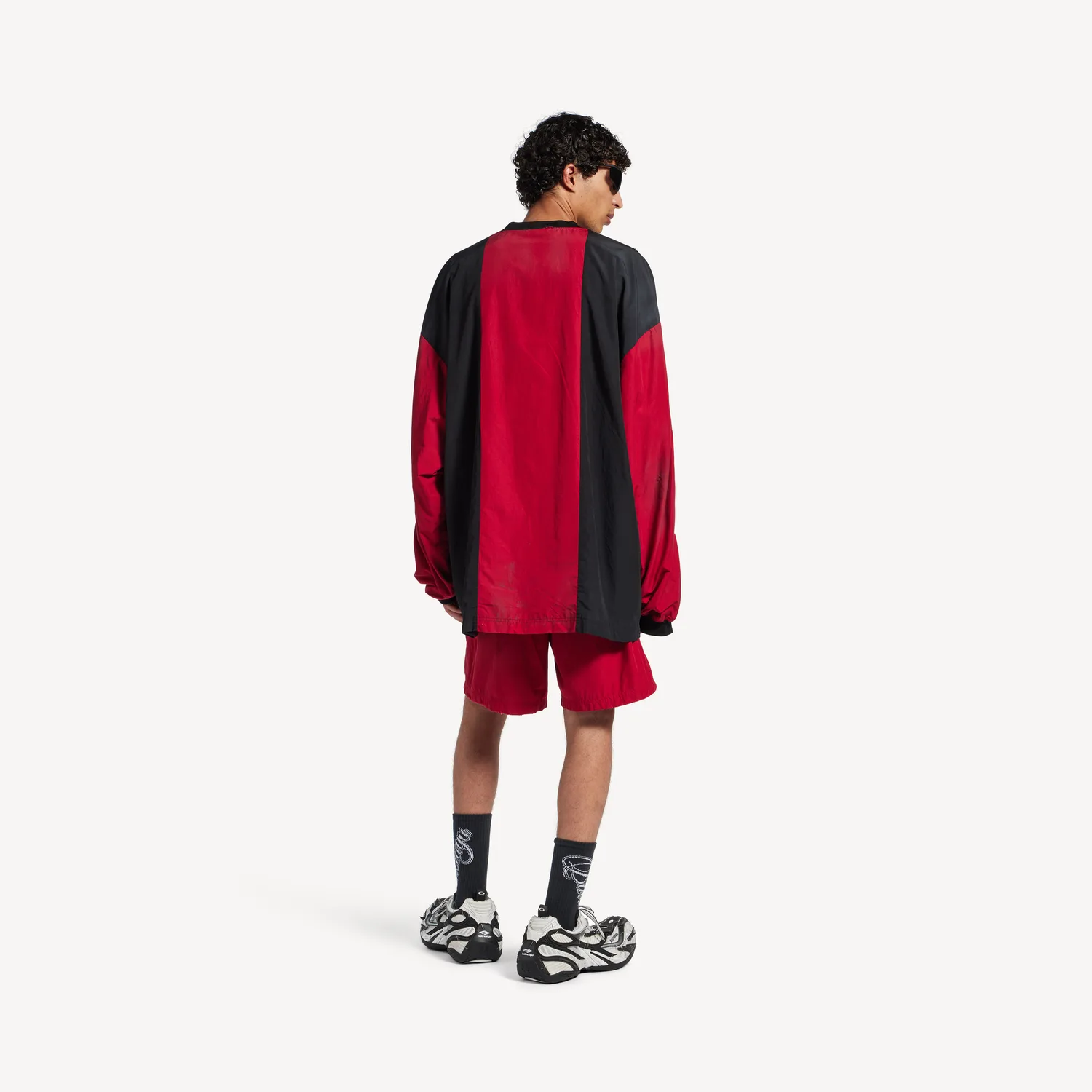 BALENCIAGA Мужская верхняя одежда - лонгслив в цвете "красная помада/черный" — фото 4