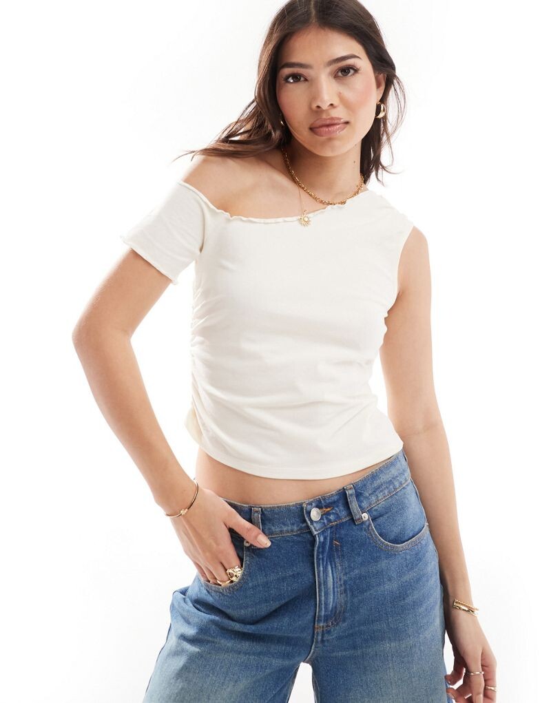 

Кремовый топ с открытыми плечами и салатовыми краями ASOS DESIGN