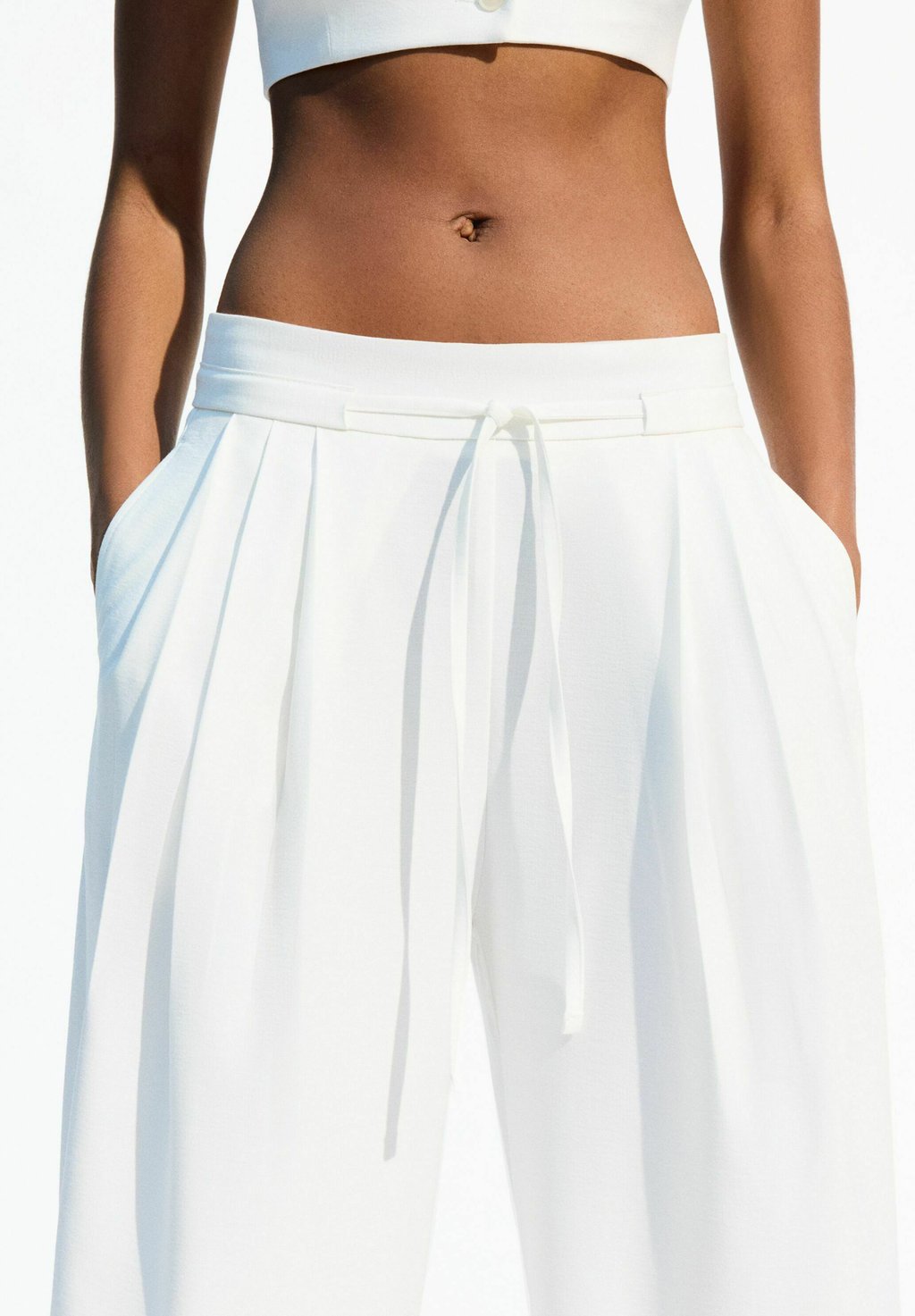 

Брюки FLOWING WIDE-LEG WITH PLEATS Bershka, белый