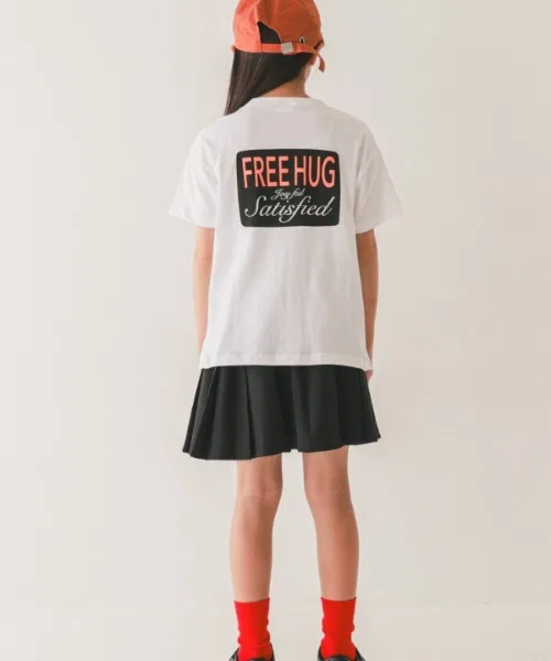 Детская футболка Jeans-b с принтом FREE HUG чёрная — фото 2