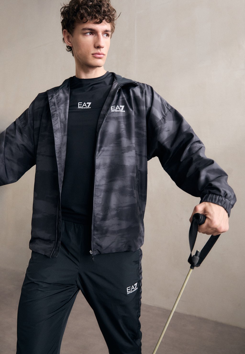 

Спортивный костюм VENTUS SUIT HOODIE GRAPHIC EA7 Emporio Armani, черный
