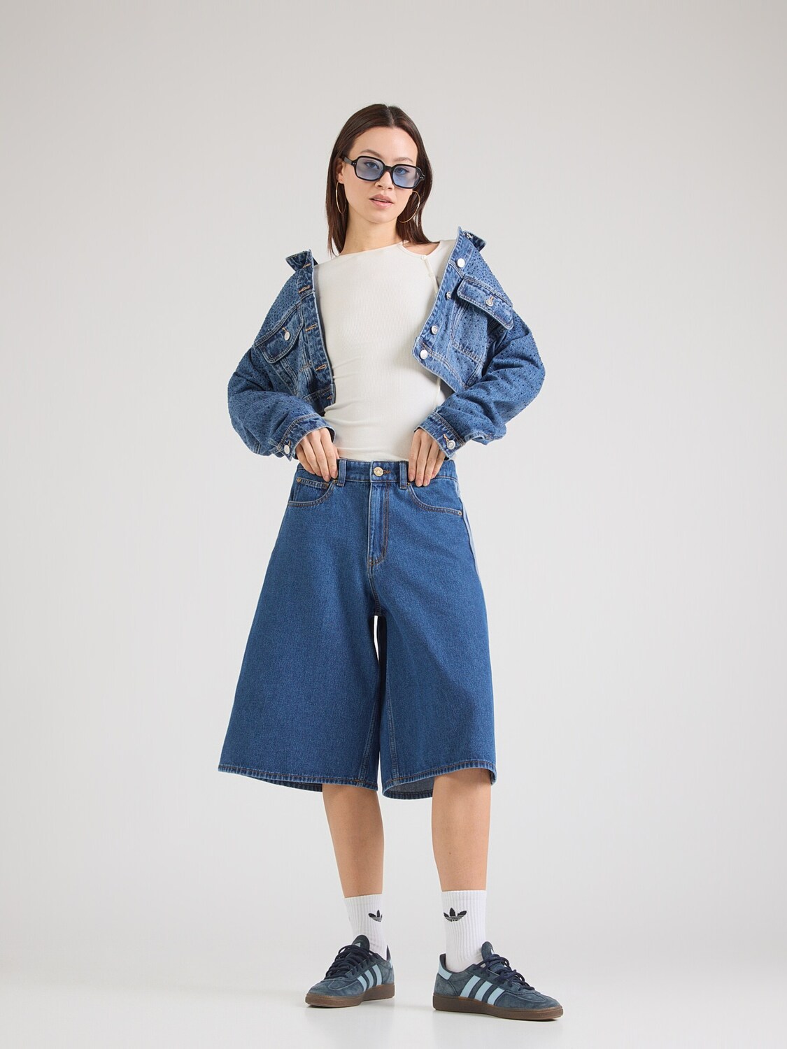 Adidas Originals Свободные джинсовые шорты 'FIREBIRD' в цвете Dusty Blue, Blue Denim — фото 4