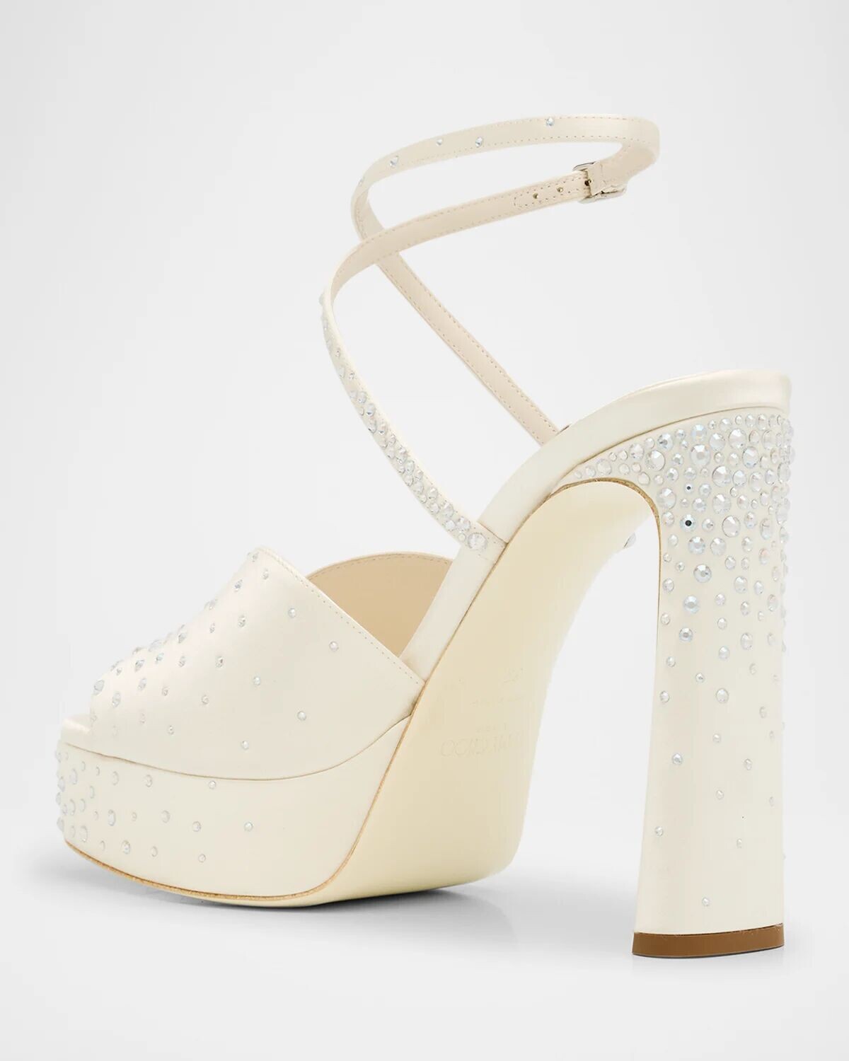Сандалии Karli на платформе с атласными кристаллами и ремешком на щиколотке Jimmy Choo, цвет Ivory Crystal — фото 4