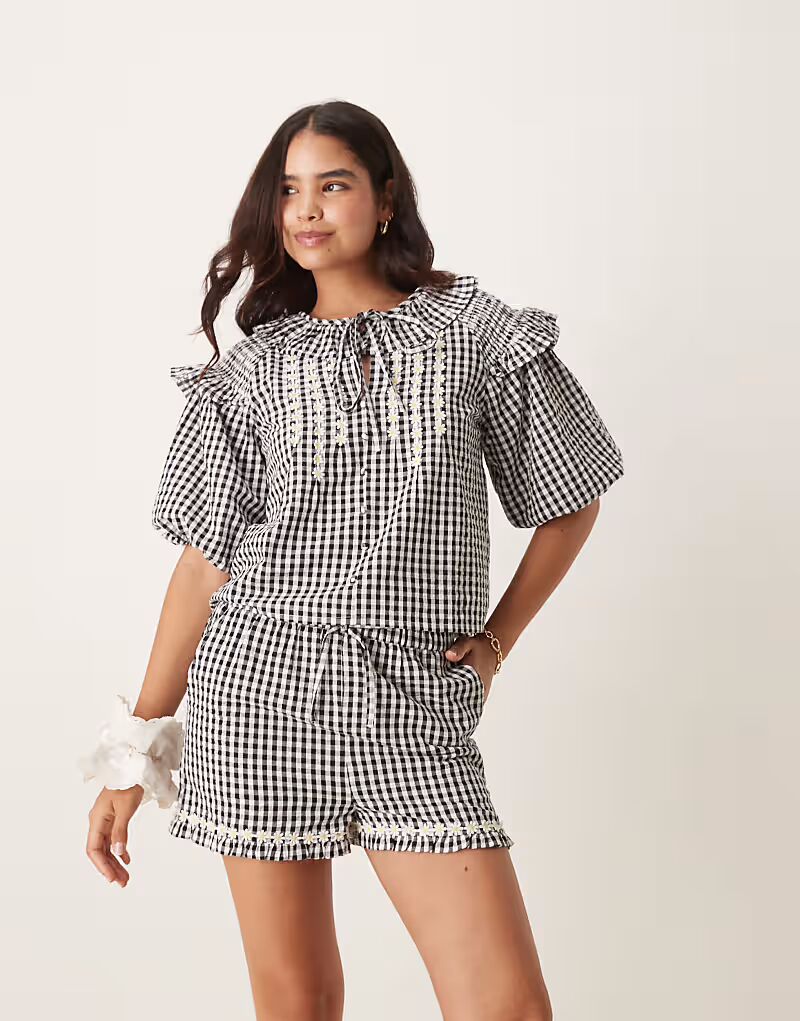 

Блузка в клетку с присборенными рукавами-фонариками, черного цвета Neon Rose