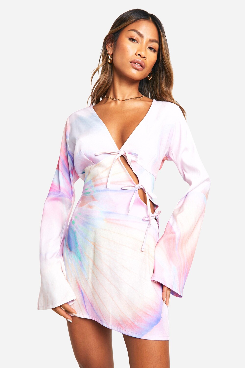 

Атласное мини-платье с расклешенными рукавами и завязками boohoo, розовый