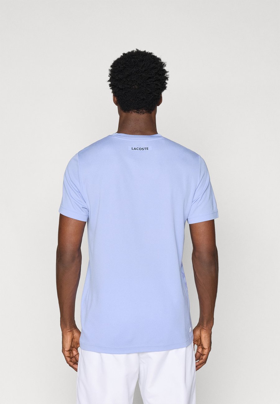 Футболка Lacoste Sport TENNIS TOUR, Delphinium/Mauve — фото 3