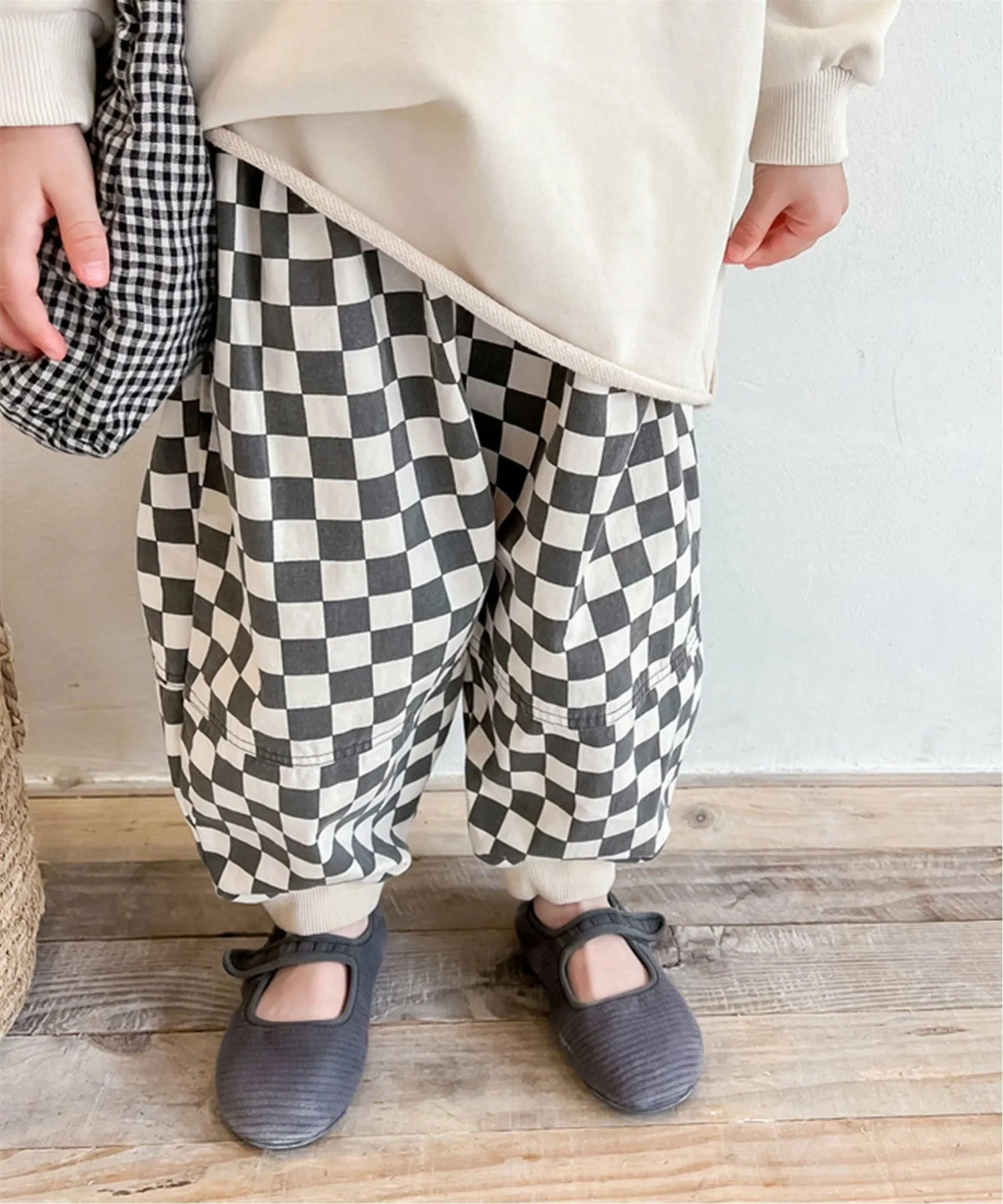 Клетчатые брюки в тон с завязками по низу Aimoha Kids, black