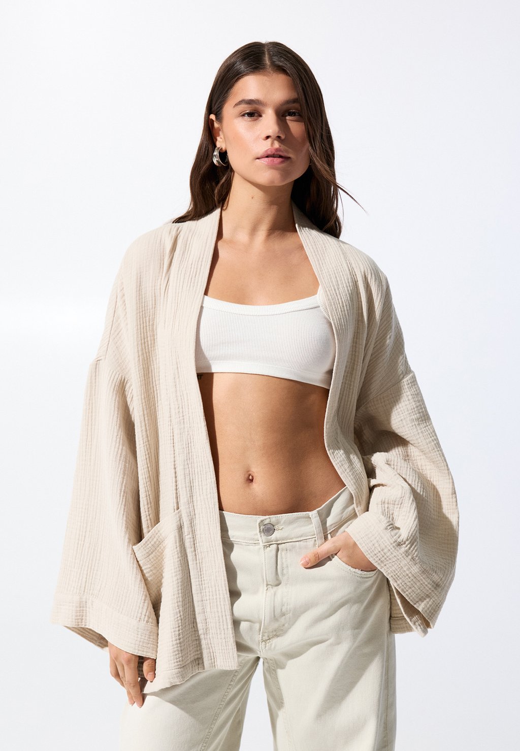 

Летняя куртка FLOWING KIMONO PULL&BEAR, цвет Stone