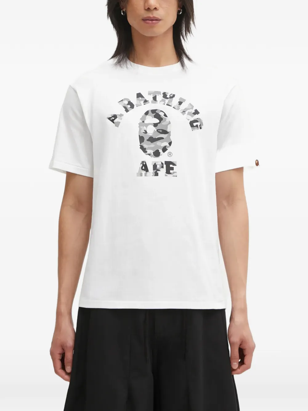 

Футболка с принтом логотипа College и камуфляжным узором 1st Camo A Bathing Ape, белый